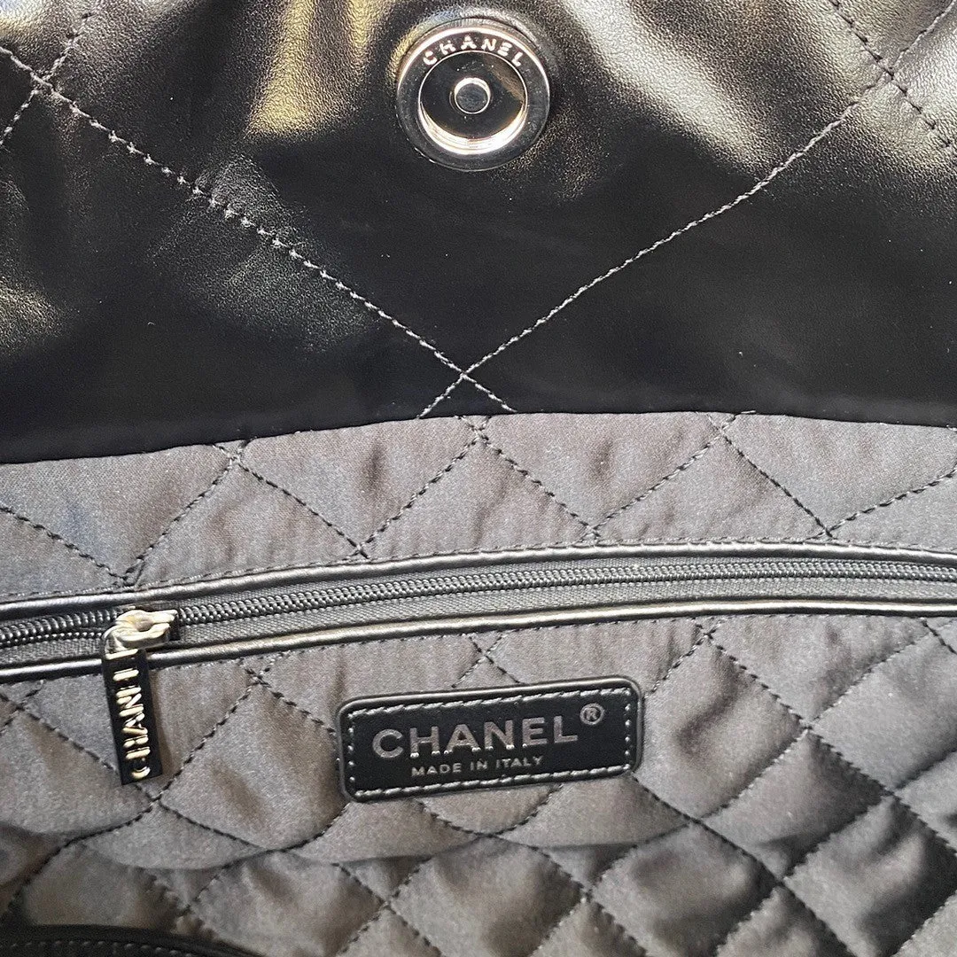 22 Large Handbags