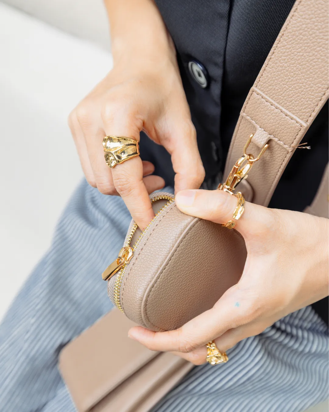 ATHENA PHONE BAG IN MOCHA