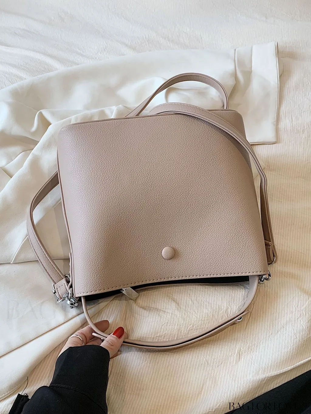 BagForLove - Stylish Metal Chain Accent Handbag - Adjustable Shoulder Strap - Perfect for Fashionistas