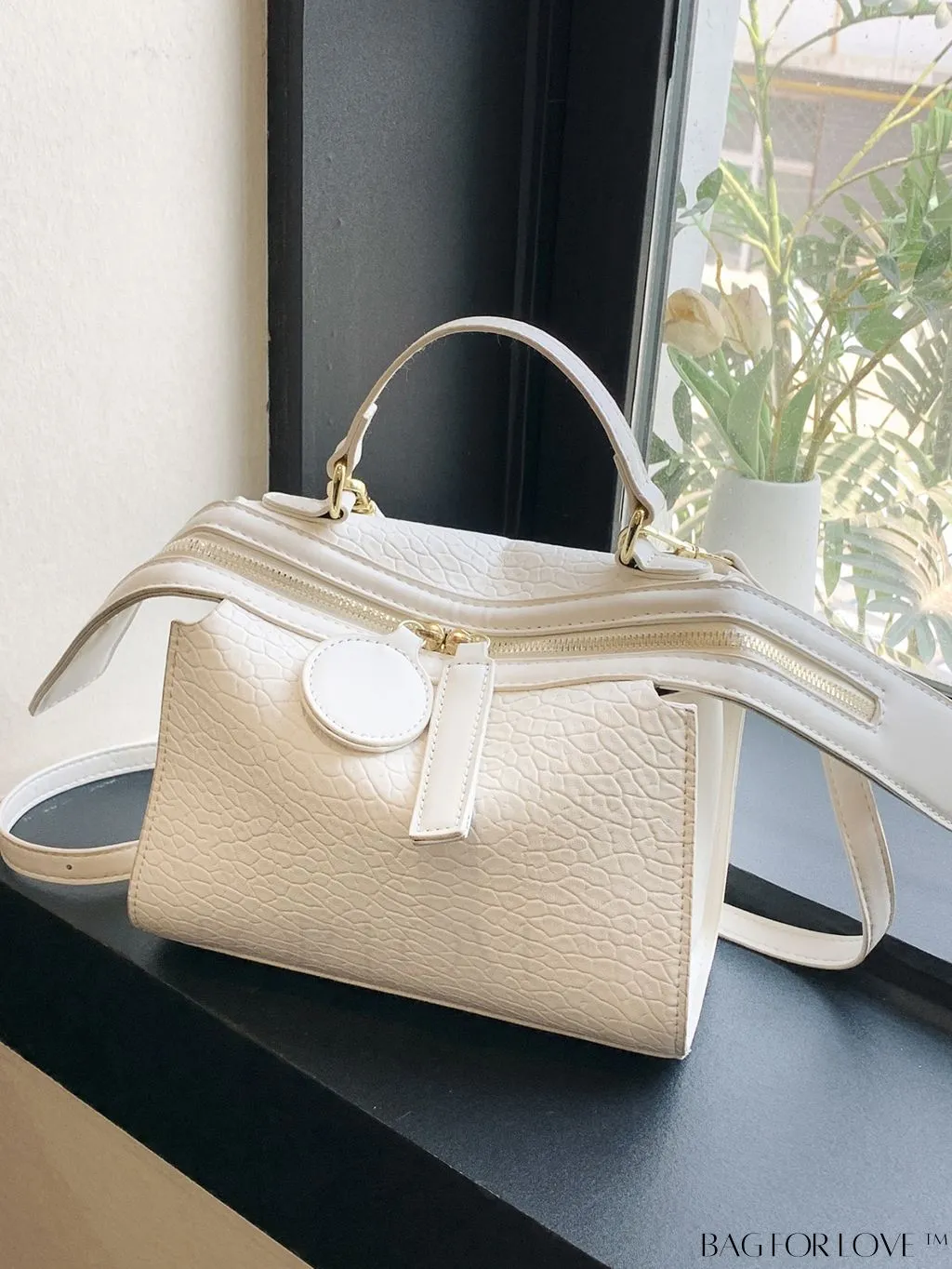 BagForLove - Versatile Womens Handbag: Stylish Solid Color with Spacious Capacity and Trendy Design