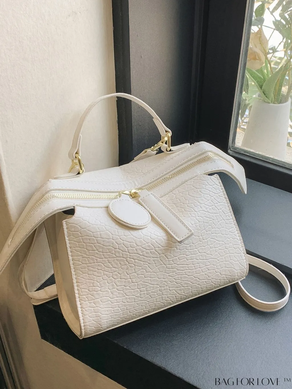 BagForLove - Versatile Womens Handbag: Stylish Solid Color with Spacious Capacity and Trendy Design